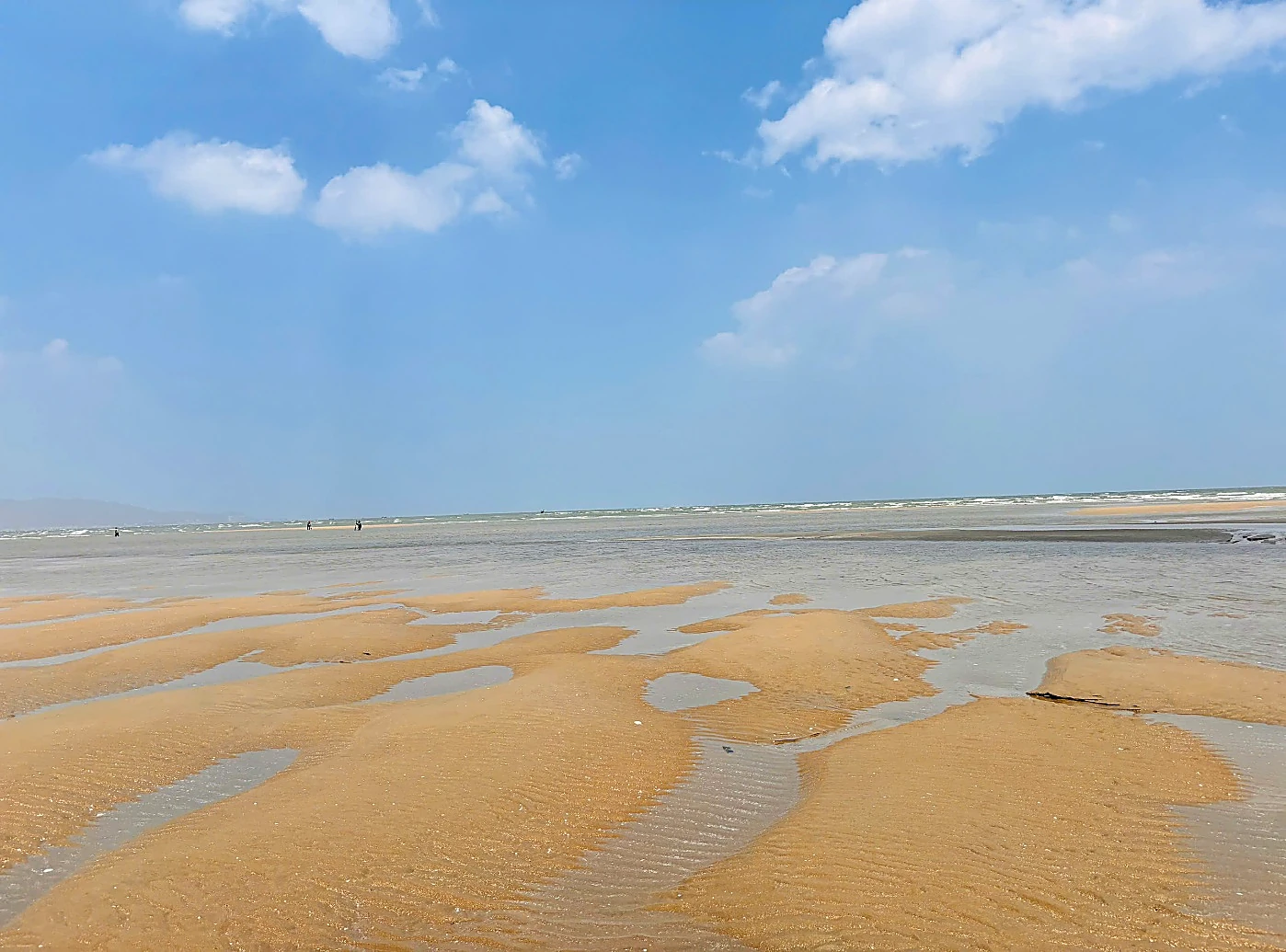 Kitesurfing lesson in the flat water of Vung Tau