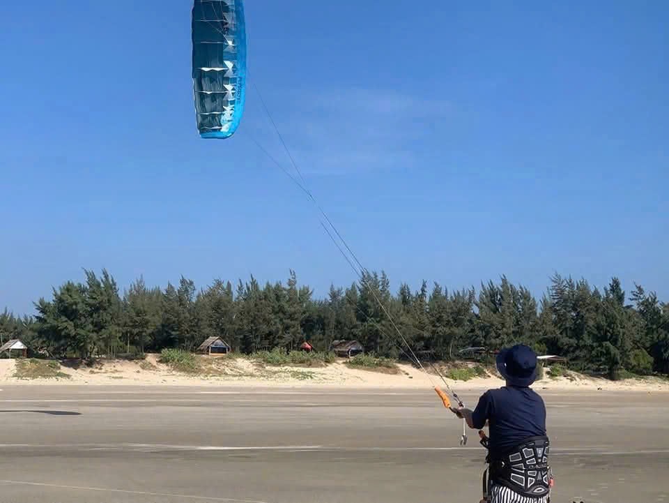 Học viên luyện điều khiển kite trên bãi biển rộng