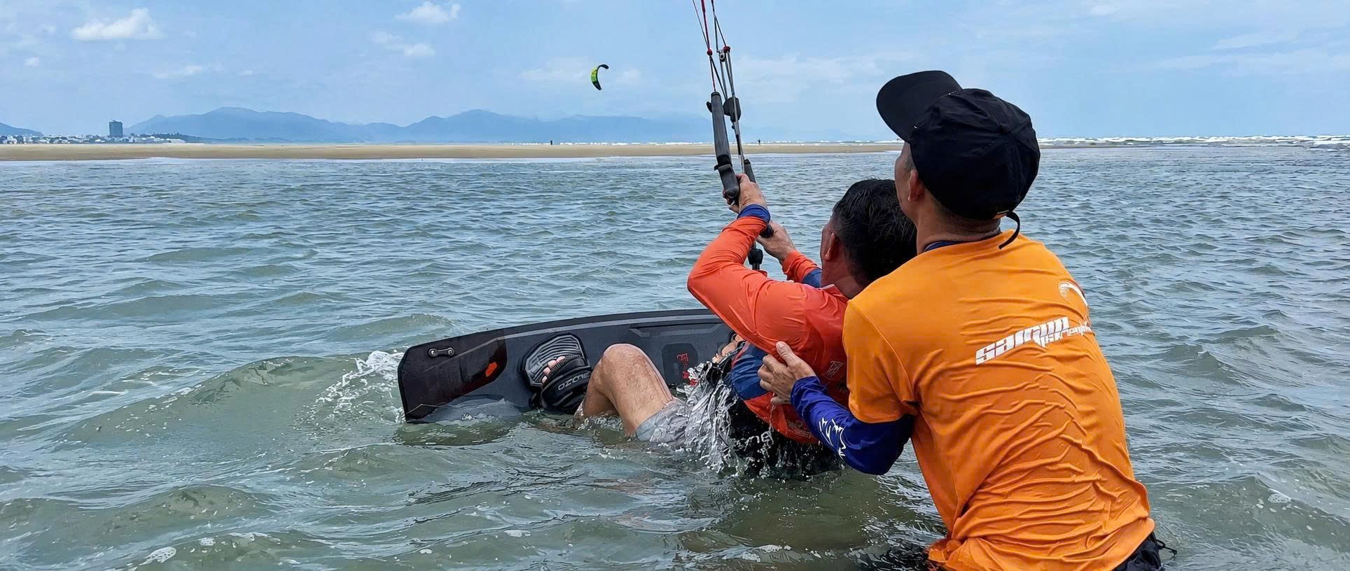 Huấn luyện viên hỗ trợ học viên tập water start