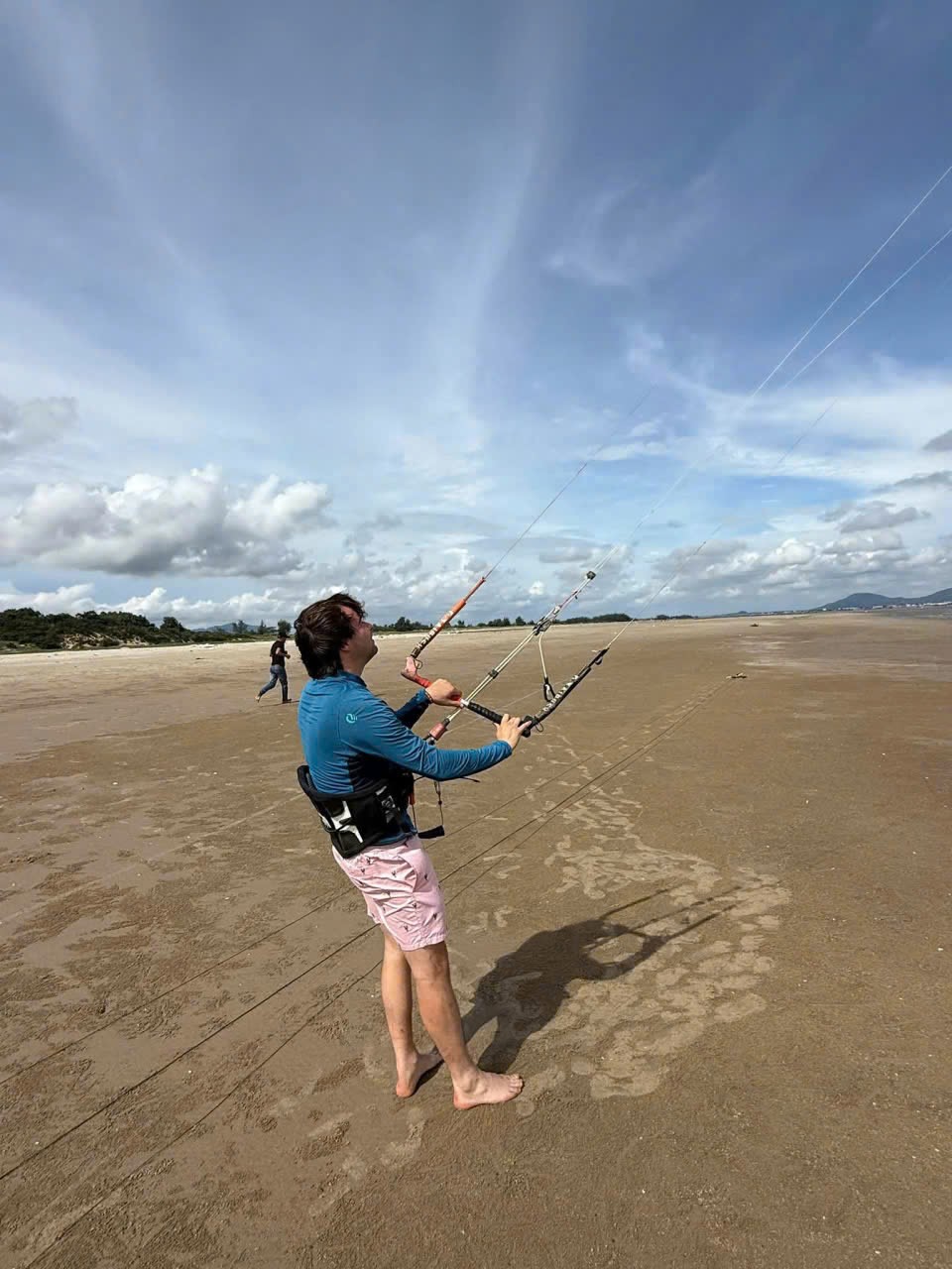 Học viên luyện kite control trên bãi biển