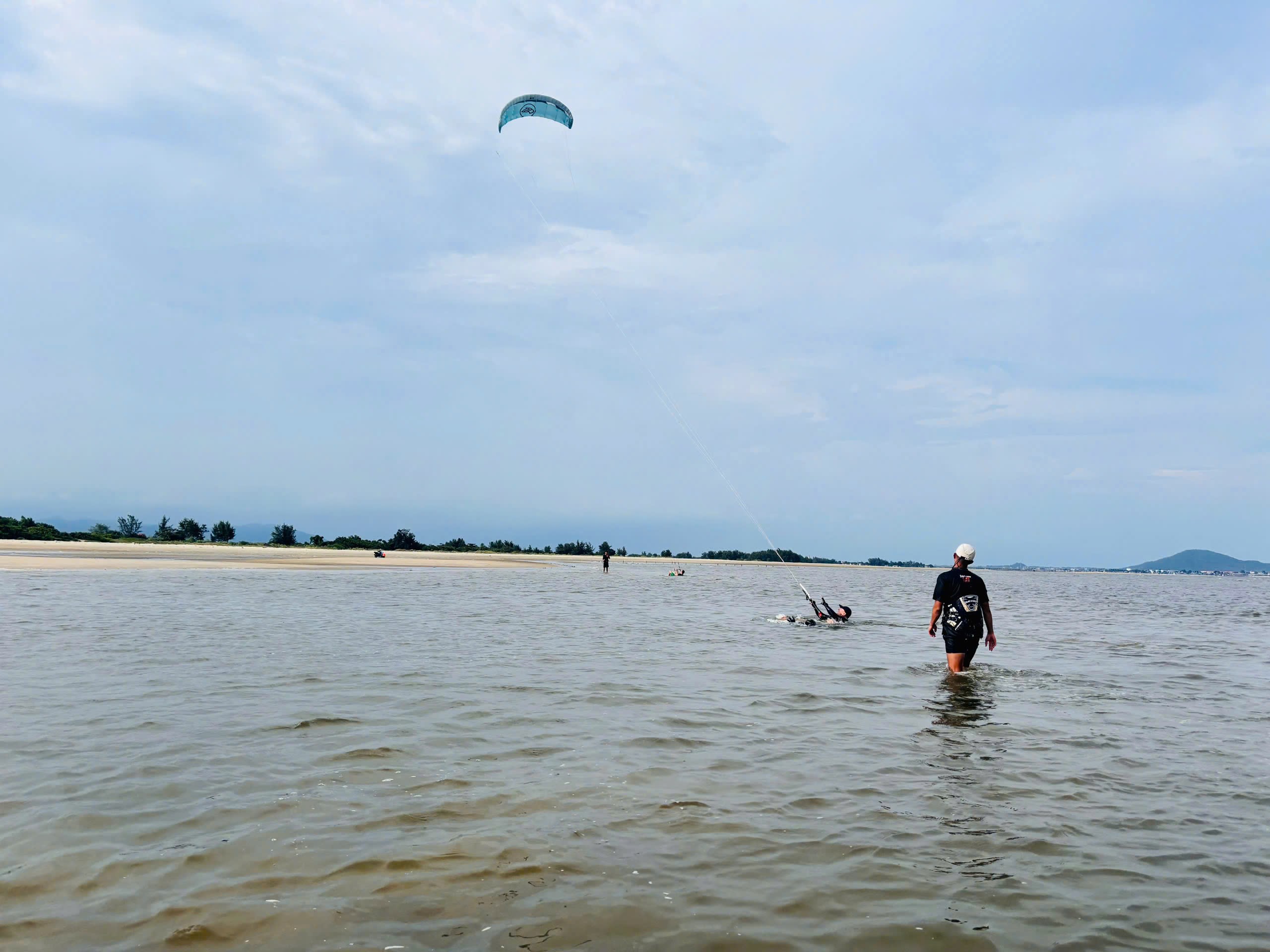 Học viên luyện body drag trên vùng nước cạn