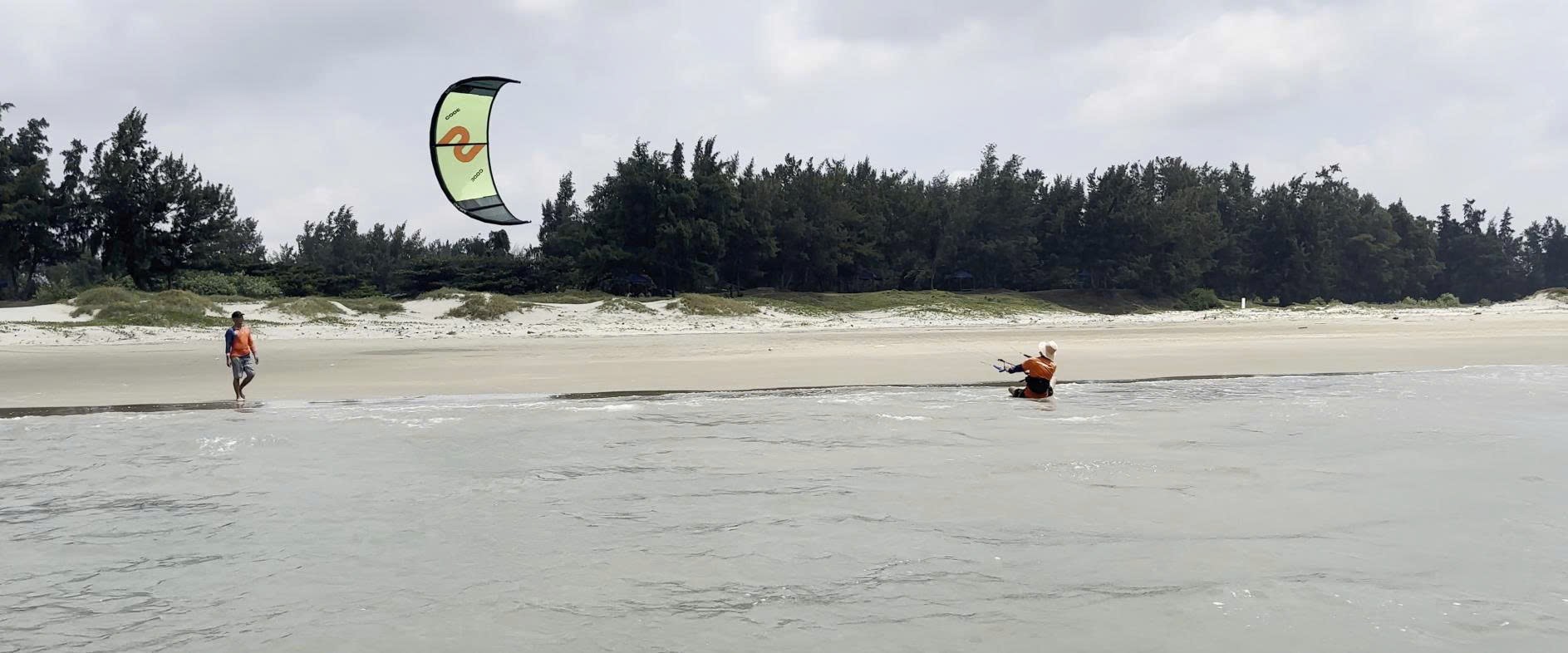Buổi tập water start gần bãi cát