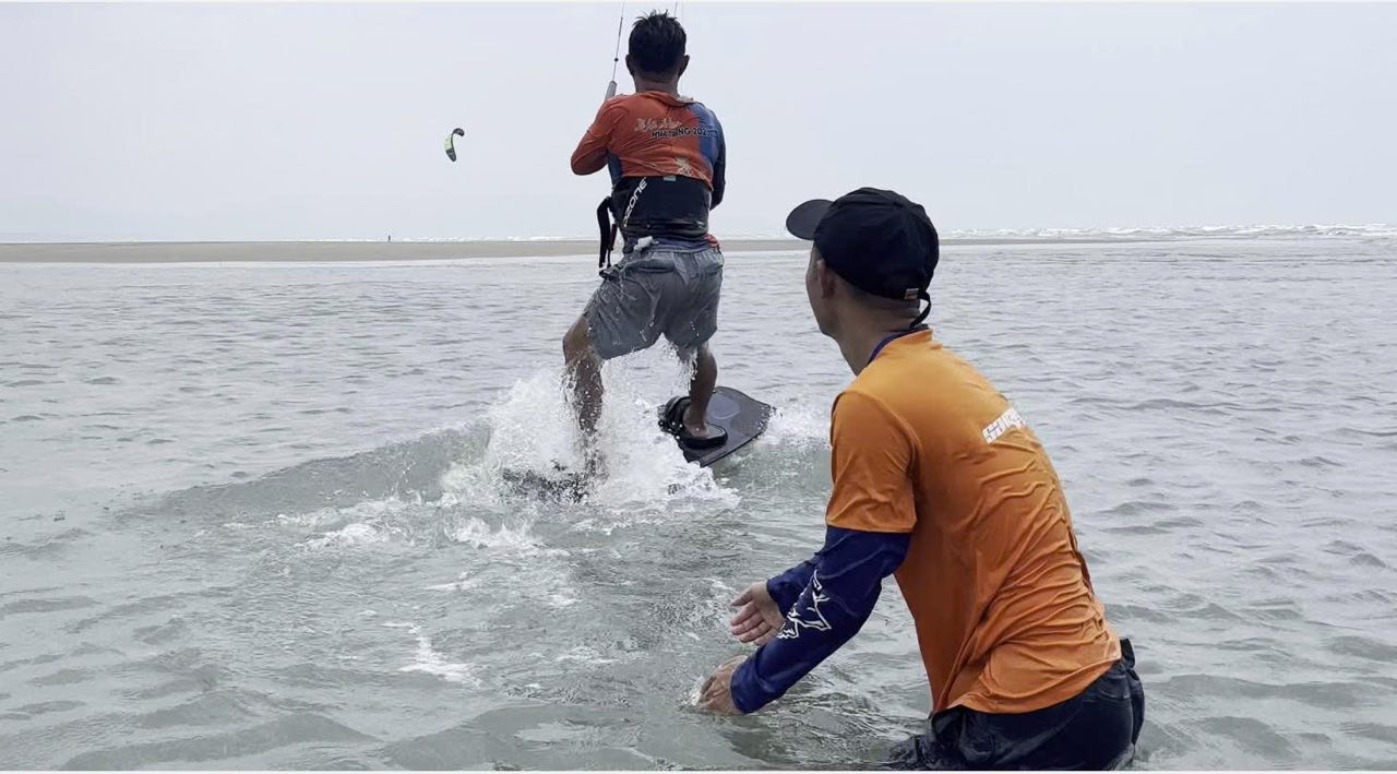 Huấn luyện viên hỗ trợ học viên lướt ván diều tại Vũng Tàu